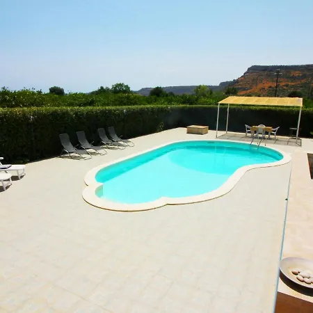 Serene In Floridia With Swimming Pool Сиракузы